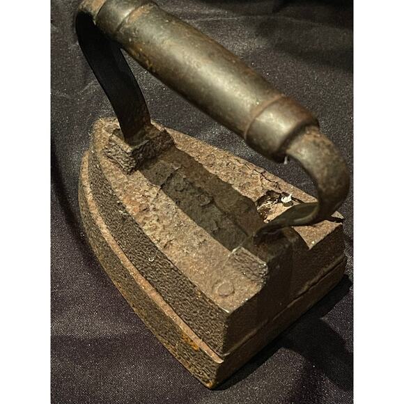 Antique Cast Iron Sad Iron - Cracked at Base - Picture 4 of 5